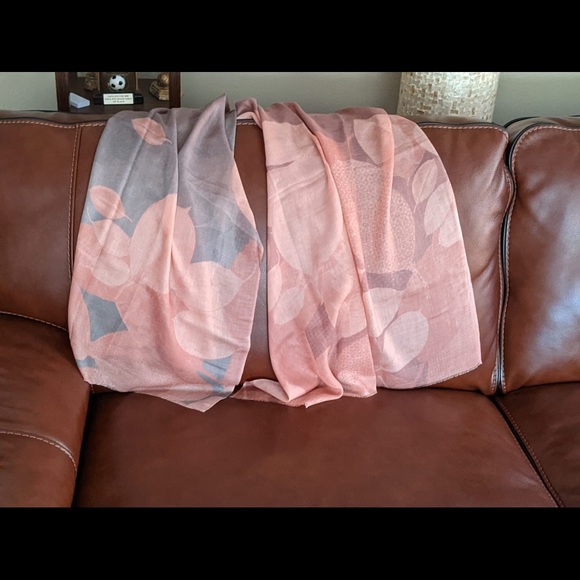 Printed cashmere scarf/Wrap - Picture 4 of 4